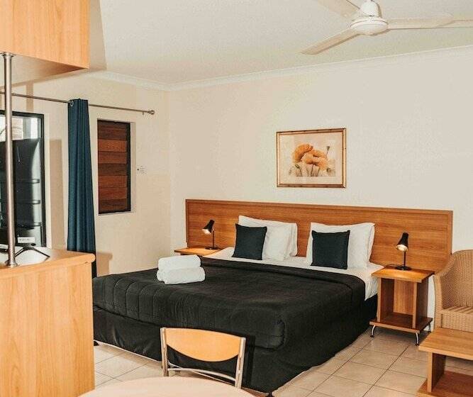 استودیوی استاندارد, Cairns Queens Court