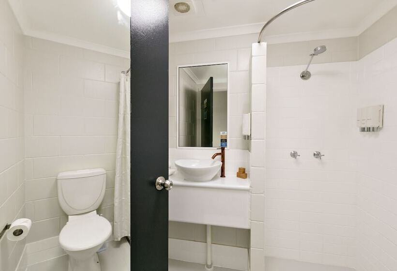 غرفة قياسية متصلة, Cairns Queens Court