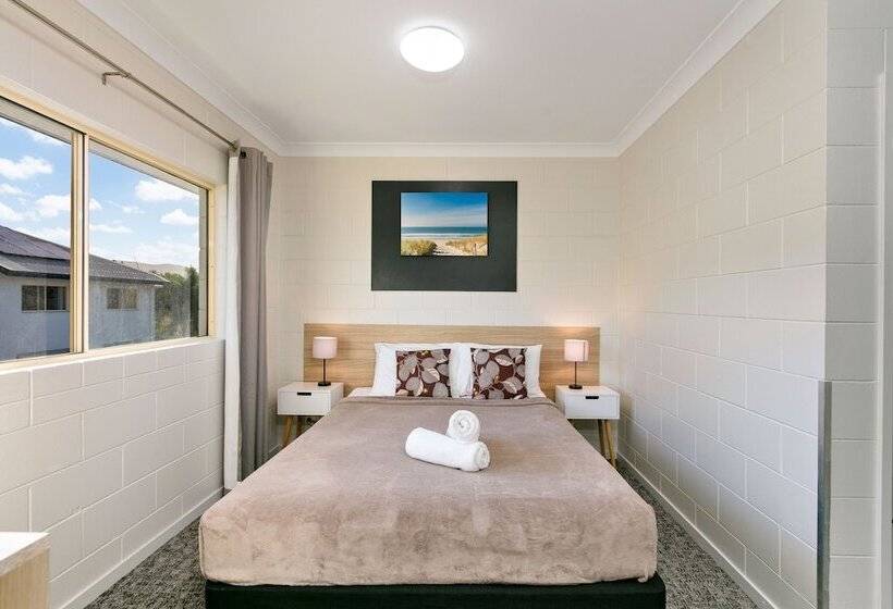 غرفة قياسية متصلة, Cairns Queens Court