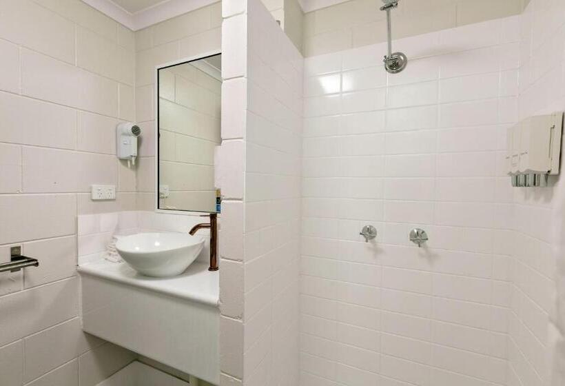 غرفة قياسية متصلة, Cairns Queens Court