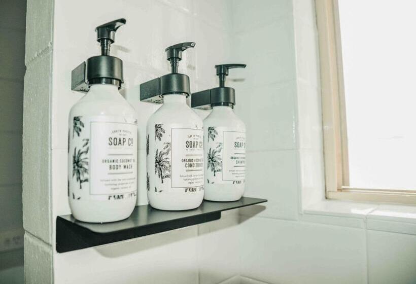 غرفة قياسية متصلة, Cairns Queens Court