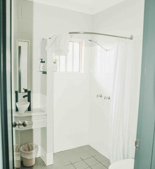 غرفة قياسية متصلة, Cairns Queens Court