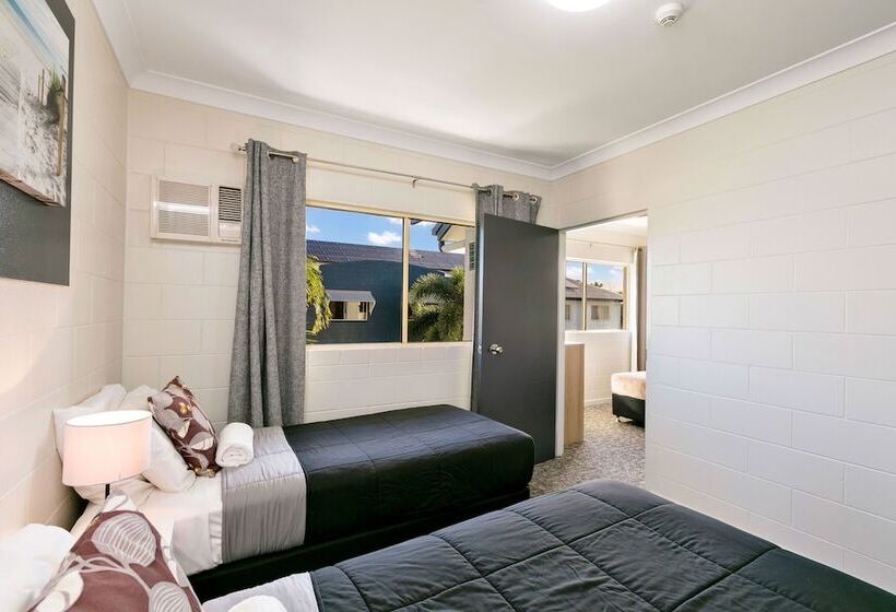 غرفة قياسية متصلة, Cairns Queens Court