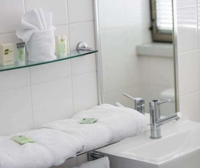 חדר סטנדרט, George Williams