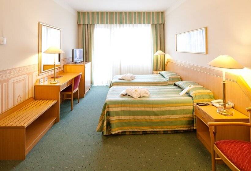 اتاق استاندارد سه نفره, Nasco