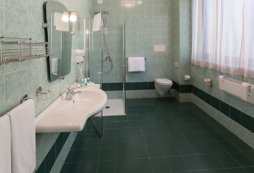 اتاق استاندارد سه نفره, Nasco