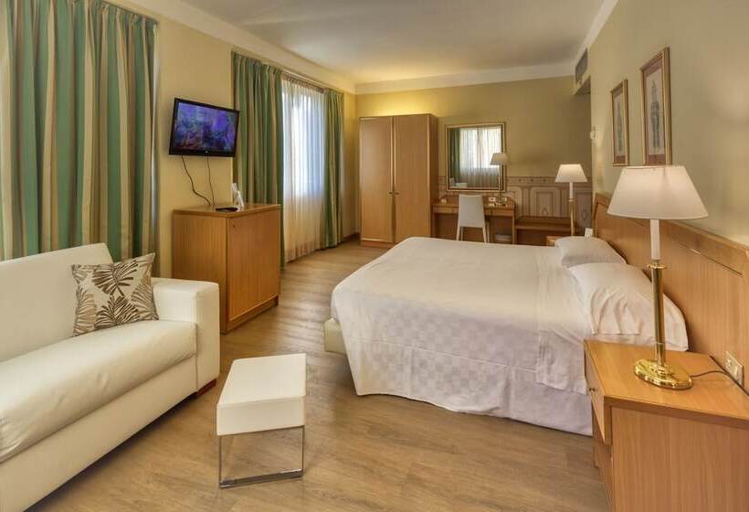 اتاق استاندارد سه نفره, Nasco