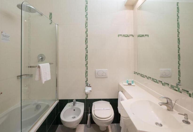 اتاق استاندارد سه نفره, Nasco