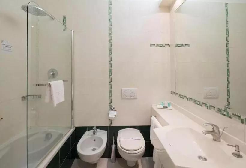 اتاق استاندارد سه نفره, Nasco