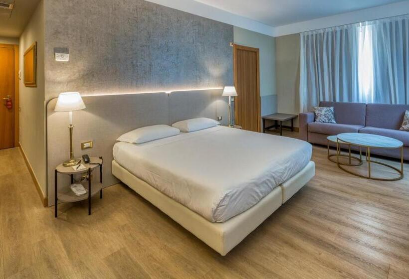 اتاق استاندارد سه نفره, Nasco