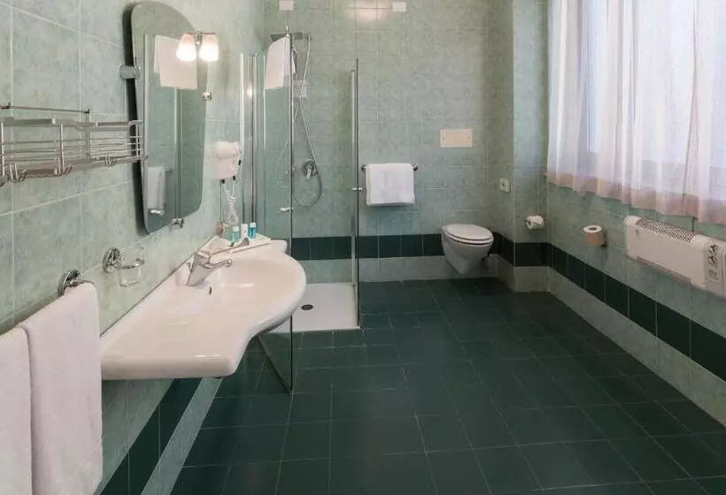 اتاق استاندارد سه نفره, Nasco