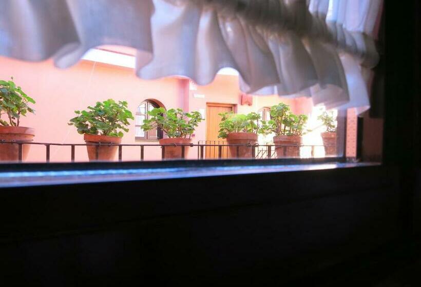 اتاق خانوادگی, Patio De La Alameda