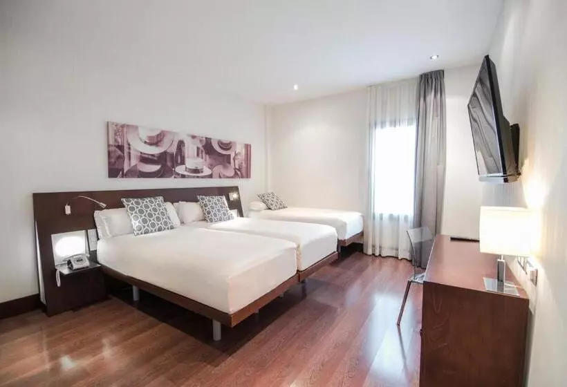 اتاق استاندارد سه نفره, Petit Palace Marques Santa Ana