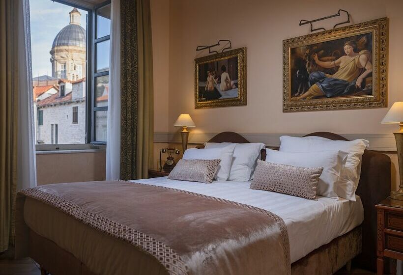 豪华房间, The Pucic Palace