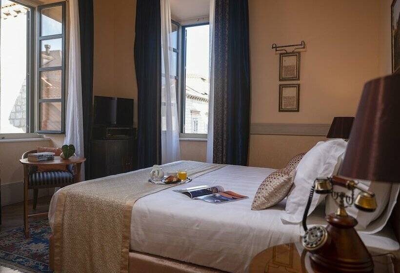 豪华房间, The Pucic Palace