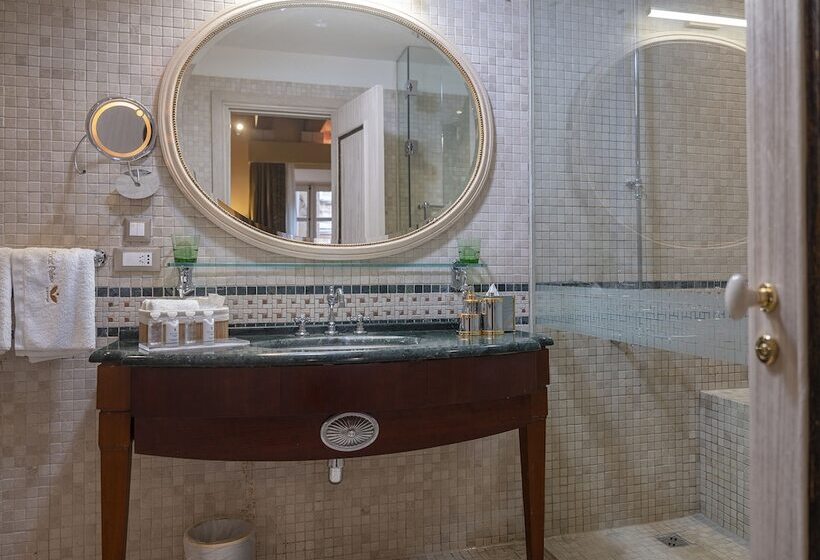 家庭间, The Pucic Palace