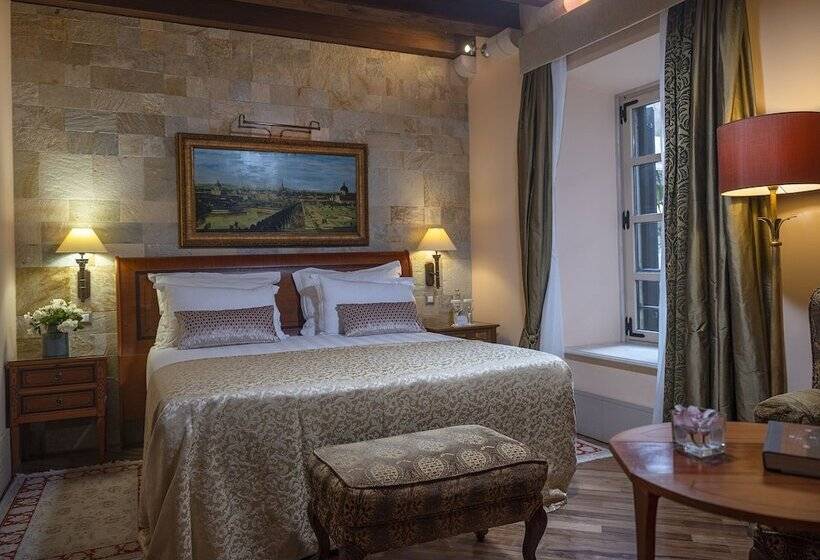 家庭间, The Pucic Palace