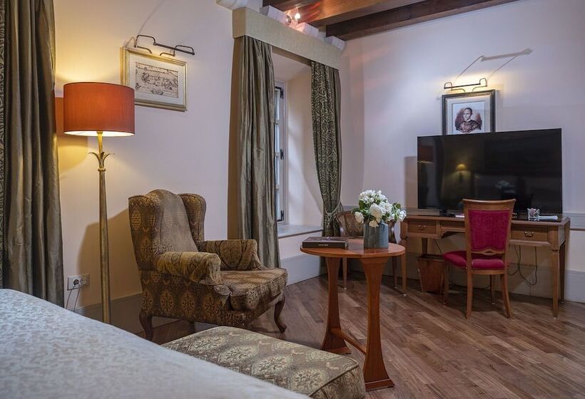 家庭间, The Pucic Palace