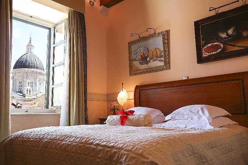 豪华房间, The Pucic Palace