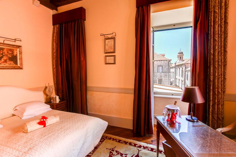 豪华房间, The Pucic Palace