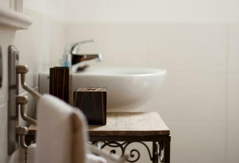 带大床的豪华间, Le Rondini