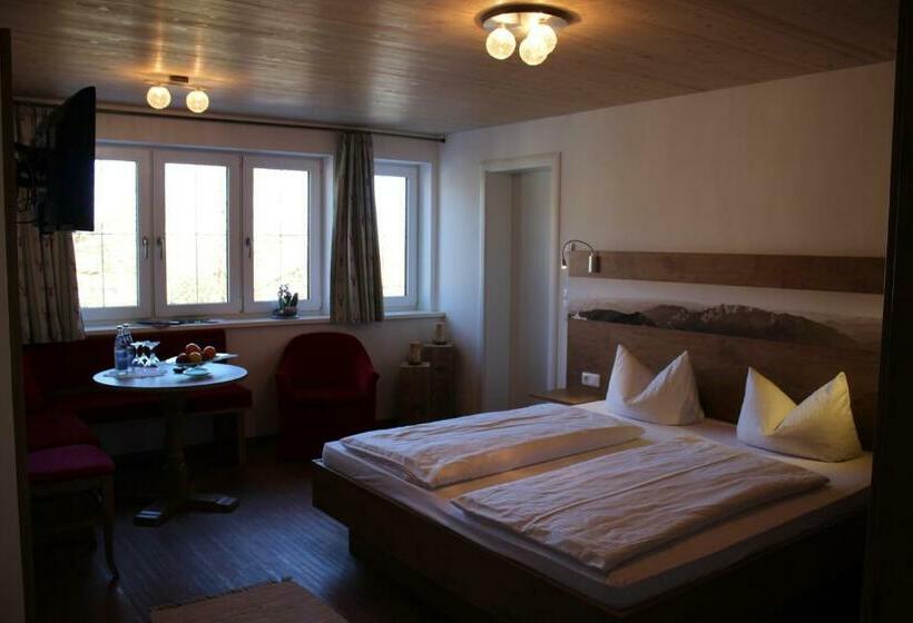 غرفة عائلية, Lustiger Hirsch