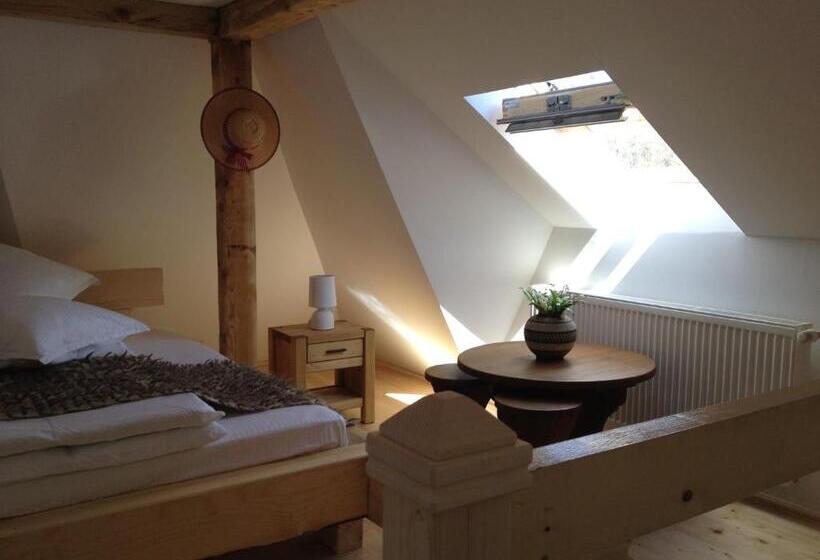 חדר משפחתי, Pensiunea Dealul Cu Melci