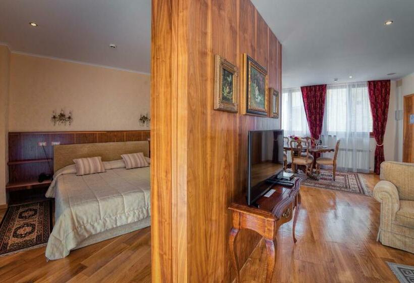 דירת חדר, Soli Invicto