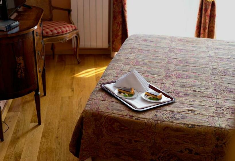 חדר סטנדרט, Soli Invicto