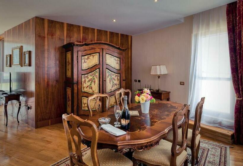 דירת חדר, Soli Invicto