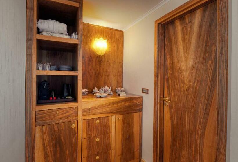 דירת חדר, Soli Invicto