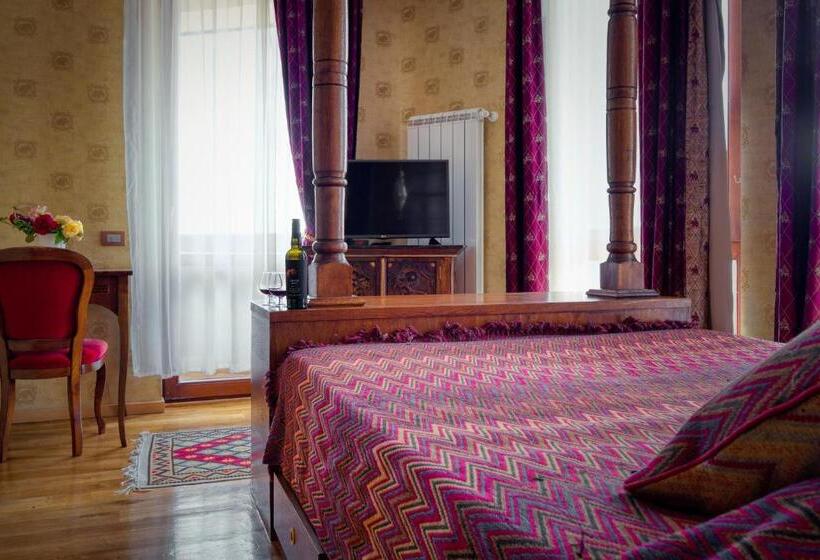 חדר סטנדרט, Soli Invicto