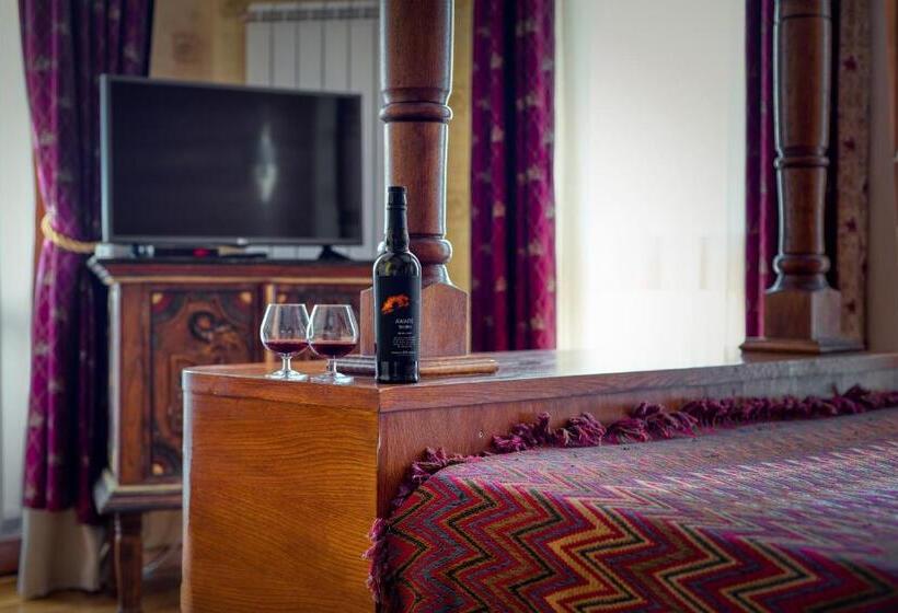 חדר סטנדרט, Soli Invicto