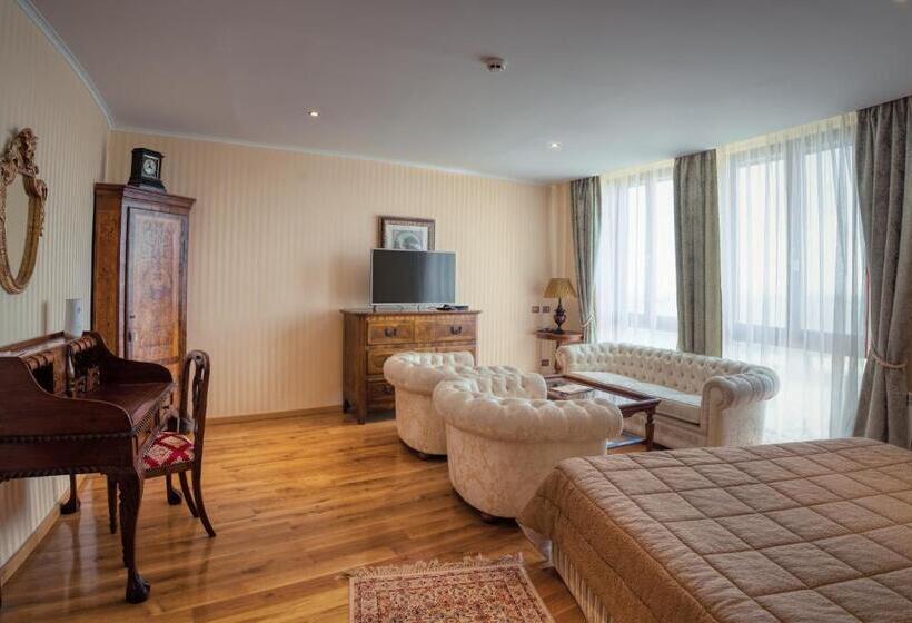 חדר סטנדרט, Soli Invicto