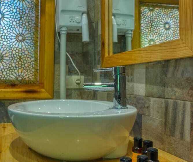 کلبه ییلاقی, Ermitage D Akchour