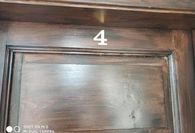 패밀리 룸 가든 전망, Papanovata House