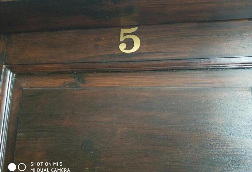 غرفة قياسية ثلاثية, Papanovata House