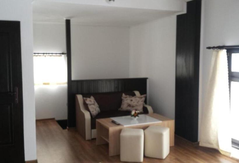 جناح, Papanovata House