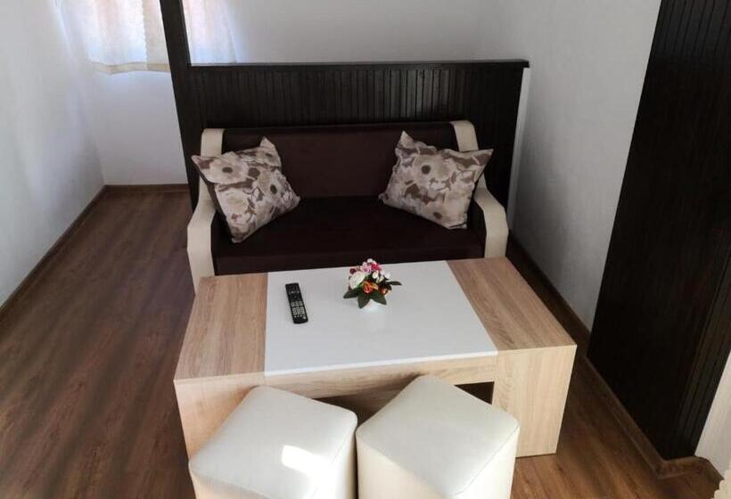 جناح, Papanovata House