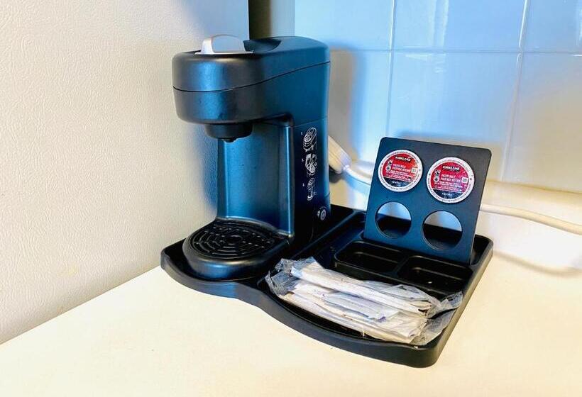 جناح, Twilight Country Motel