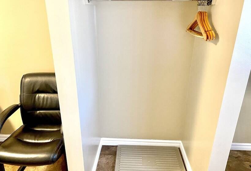 غرفة ديلوكس, Twilight Country Motel