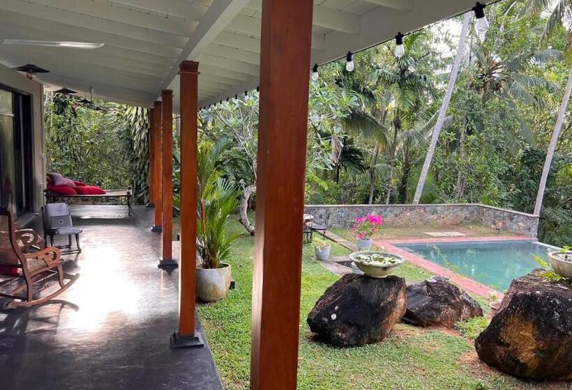 キングサイズベッドのスタンダードルーム, Sri Mathie Historic Estate