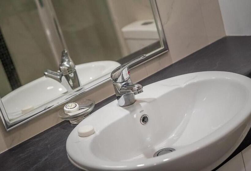 إستديو قياسى مزود بشرفة, Noonamah Tourist Park