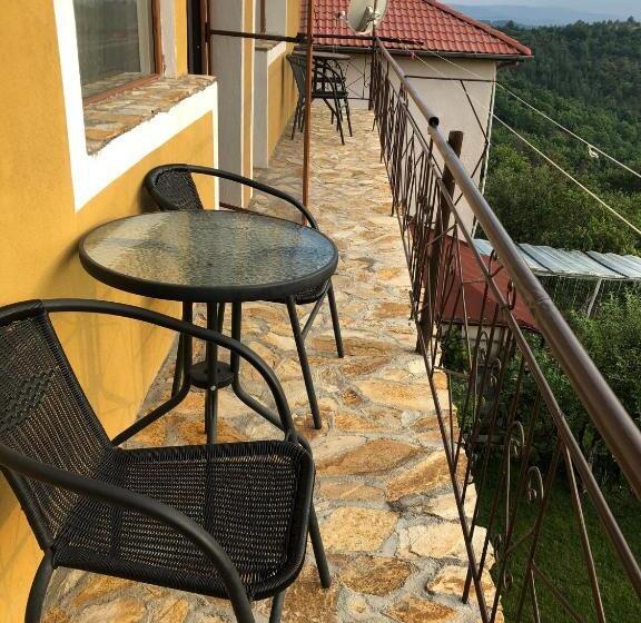 베이직 3인 룸, Guest House Agush