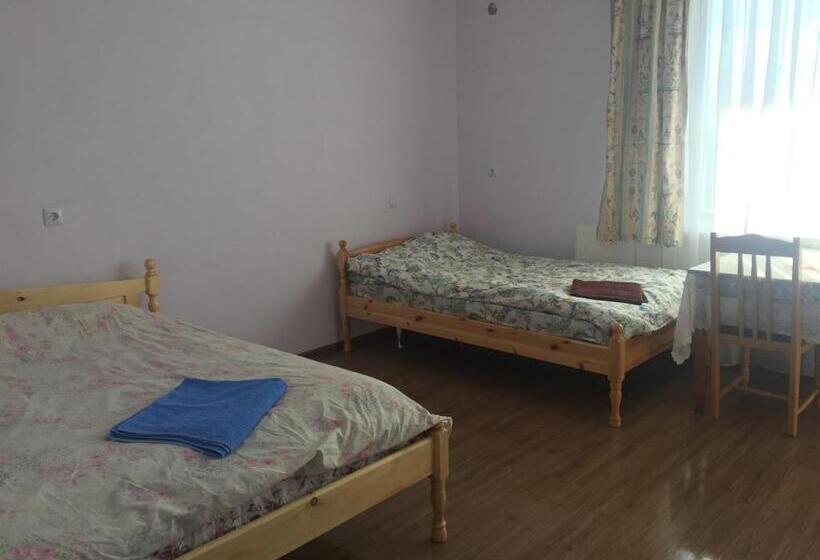 基本三人间, Guest House Agush