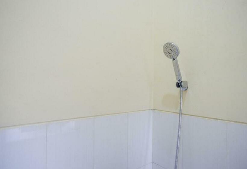 Номер Стандарт, Reddoorz Near Graha Saba Buana Solo