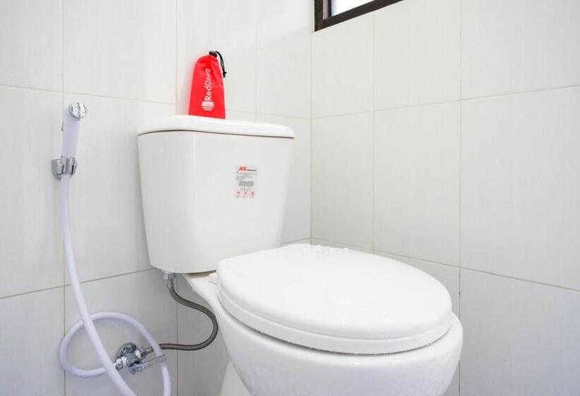 חדר אקונומי, Reddoorz Near Graha Saba Buana Solo