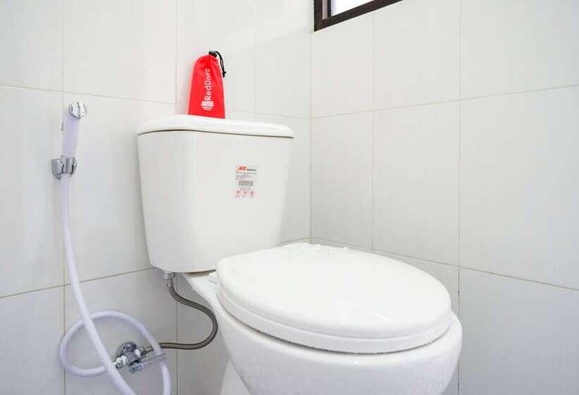 חדר אקונומי, Reddoorz Near Graha Saba Buana Solo