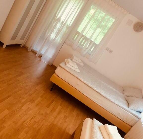 Standard Triple Room with Terrace, Pensiune La Mama