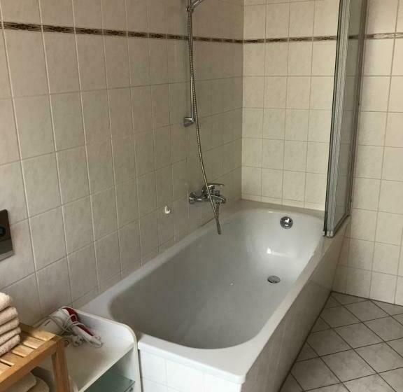 شقة غرفتين, Pension Zur Linde